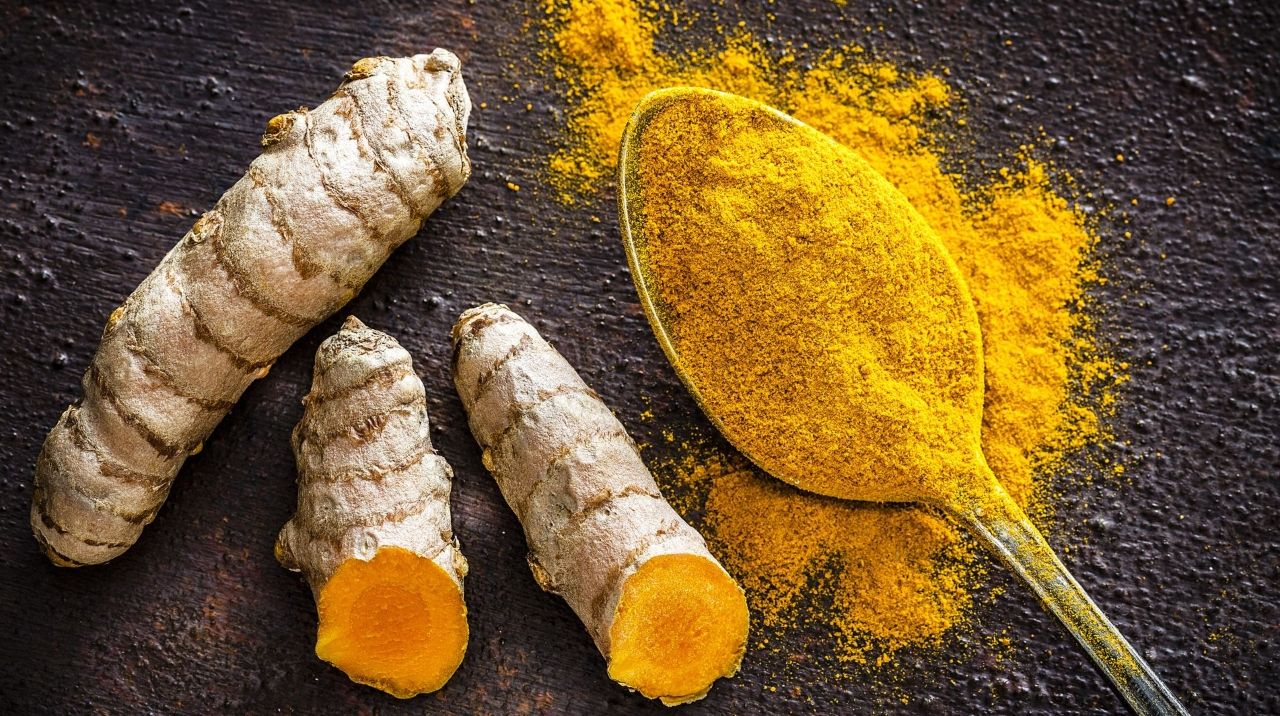 هل الكركم مفيد لإنقاص الوزن؟ .. سعودية عشرينة تروي تجربتها: بعد شهر كامل من شرب ماء الكركم