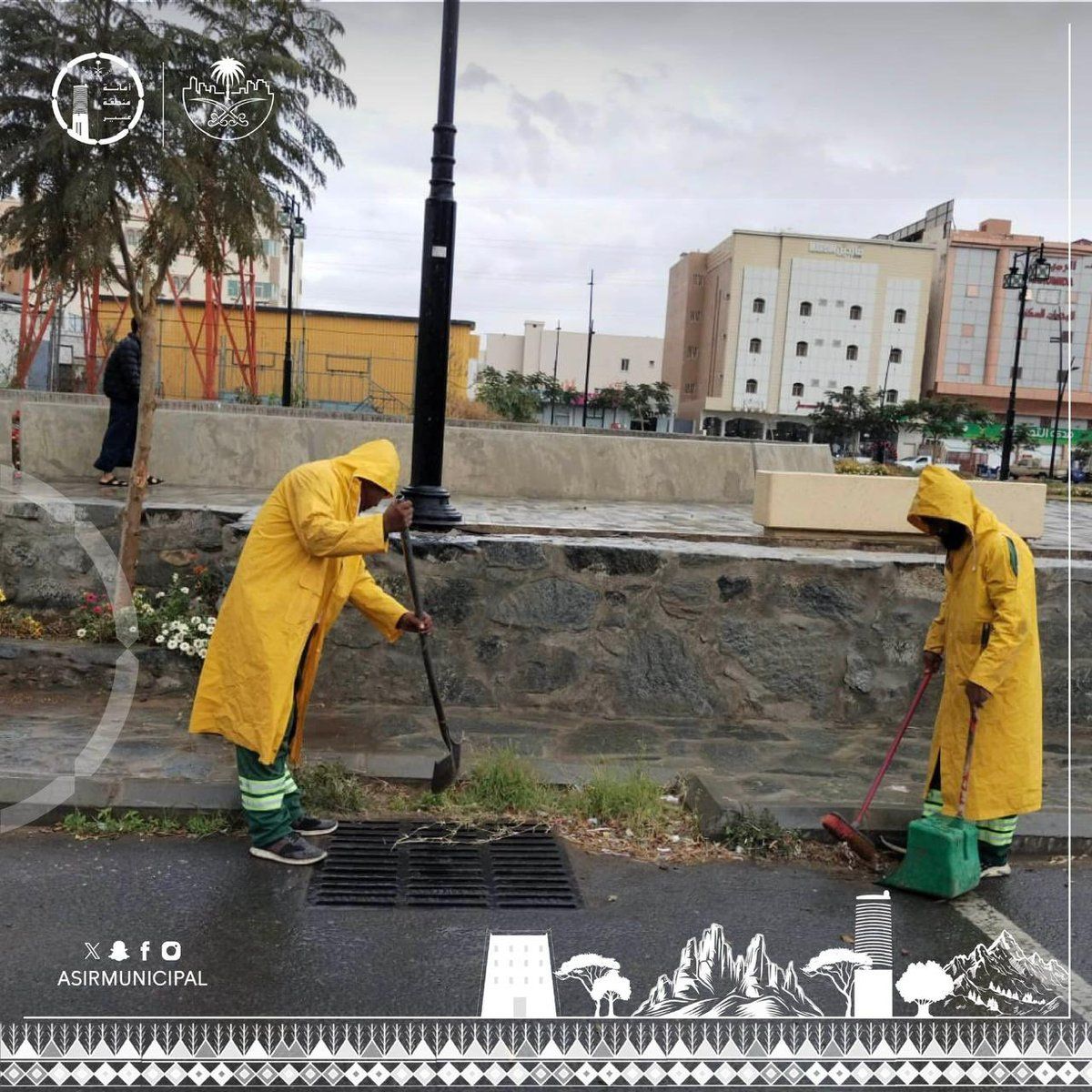 مع استمرار الأمطار بالمنطقة.. "أمانة عسير" تواصل جهودها لمعالجة تجمعات المياه