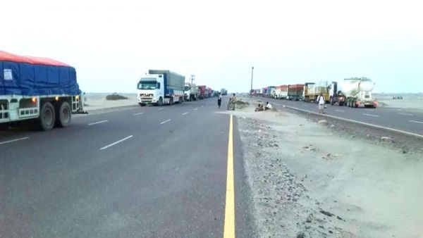 أبين..سائقو شاحنات البضائع والوقود يواصلون اضرابهم احتجاجاً على الجبايات غير القانونية