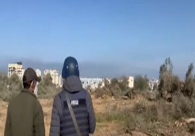 فيــديو .. آليات الجيش الإسرائيلي تجرف الأراضي الزراعية وجثث الشهداء