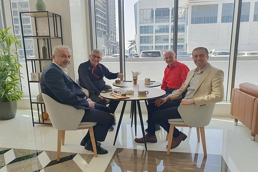 الامارات | صورة تثير الجدل حول مستقبل مدرب عمان قبل مواجهة تايلاند