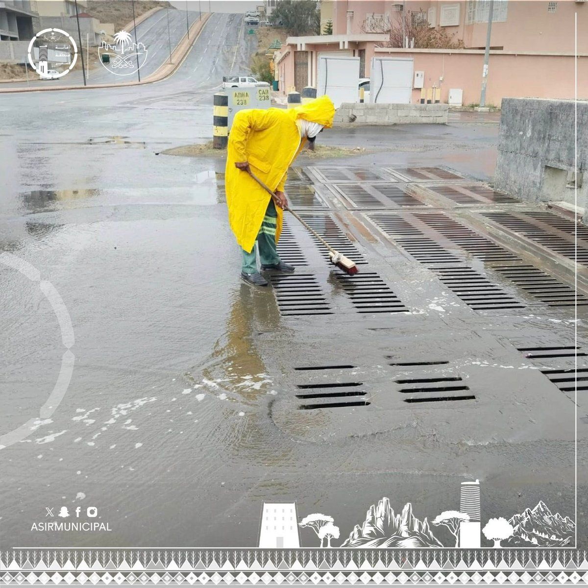 مع استمرار الأمطار بالمنطقة.. "أمانة عسير" تواصل جهودها لمعالجة تجمعات المياه