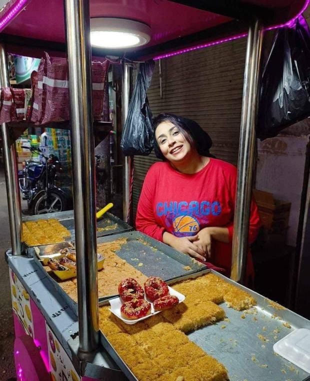 «مريم» تتحدى ظروف الطفولة القاسية بعربة حلويات: «نفسي حلمي يتحقق»