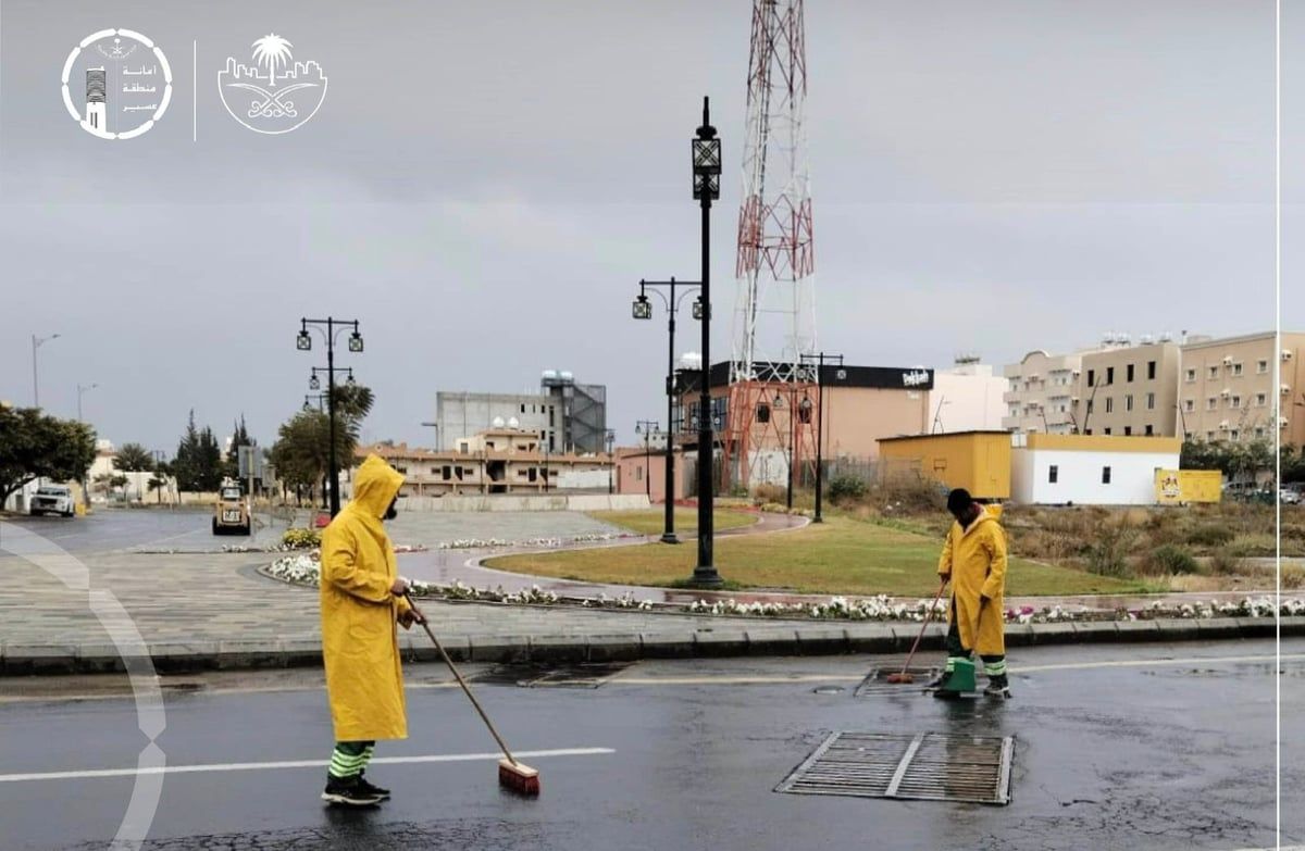 مع استمرار الأمطار بالمنطقة.. "أمانة عسير" تواصل جهودها لمعالجة تجمعات المياه