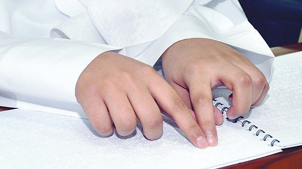 مبادرات إماراتية رائدة بلغة «برايل» في الصحة والتعليم