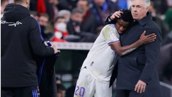 أنشيلوتي يعلق على أزمات فينيسيوس المتكررة