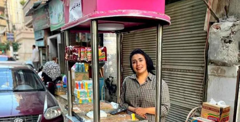 «مريم» تتحدى ظروف الطفولة القاسية بعربة حلويات: «نفسي حلمي يتحقق» مريم فتاة الزقازيق