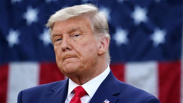 تصرف صادم من ترامب تجاه متظاهر وصفه بـ "الديكتاتور"