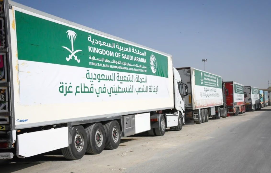 45 شاحنة مساعدات سعودية تدخل قطاع غزة