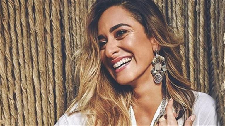 سعره يقترب لـ الربع مليون جنيها.. أمينة خليل بفستان ساحر في Joy Awards