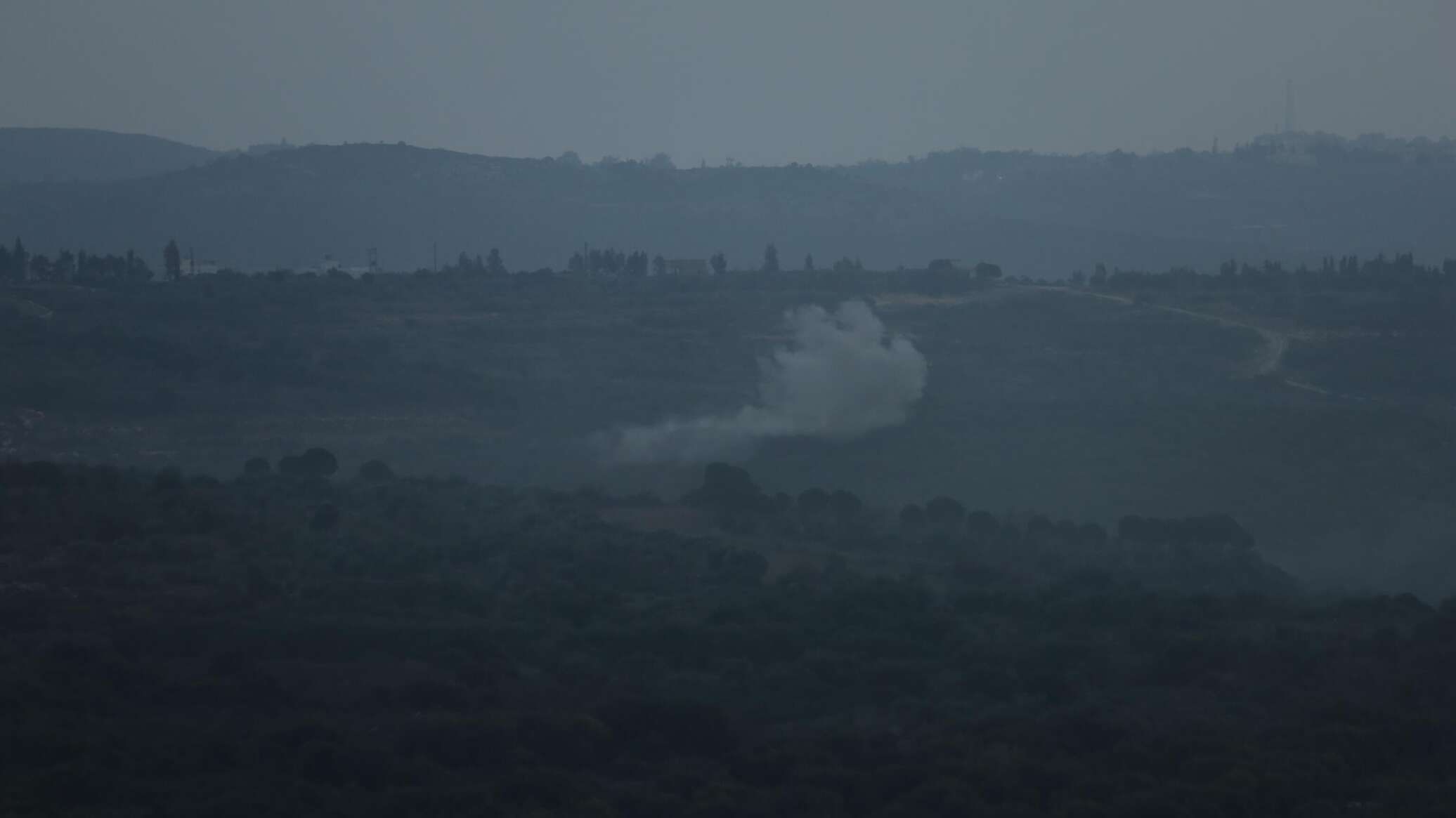 "حزب الله" يعلن استهداف 3 مواقع إسرائيليية بالأسلحة الصاروخية على الحدود اللبنانية