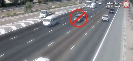 شرطة أبوظبي تدعو السائقين إلى عدم التوقف في وسط الطريق بدون مبرر