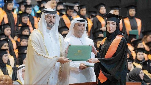 سلطان بن أحمد يؤكد على تحقيق النجاح وتشجيع العلم