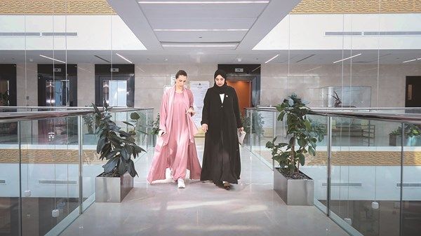 مريم المهيري تسلم آمنة الضحاك مسؤوليات «التغير المناخي والبيئة»