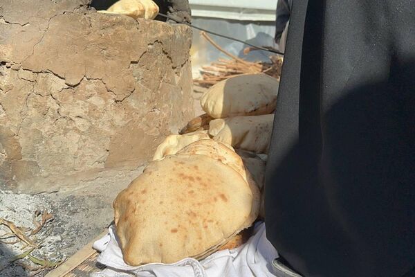 نازحة فلسطينية تصنع الخبز على فرن الطين القديم لإطعام أسرتها ومساعدة النازحين نازحة فلسطينية تصنع الخبز على فرن الطين القديم لإطعام أسرتها ومساعدة النازحين - الخليج 365 عربي