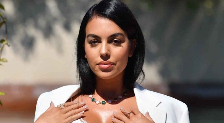 شاهد أحدث ظهور لـ جورجينا في العلا لتصوير الموسم الجديد من مسلسلها