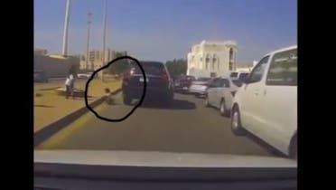 الخليج اليوم .. مشهد مرعب.. سيارة كادت تدهس طفلاً في السعودية