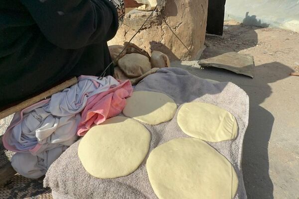 نازحة فلسطينية تصنع الخبز على فرن الطين القديم لإطعام أسرتها ومساعدة النازحين نازحة فلسطينية تصنع الخبز على فرن الطين القديم لإطعام أسرتها ومساعدة النازحين - الخليج 365 عربي