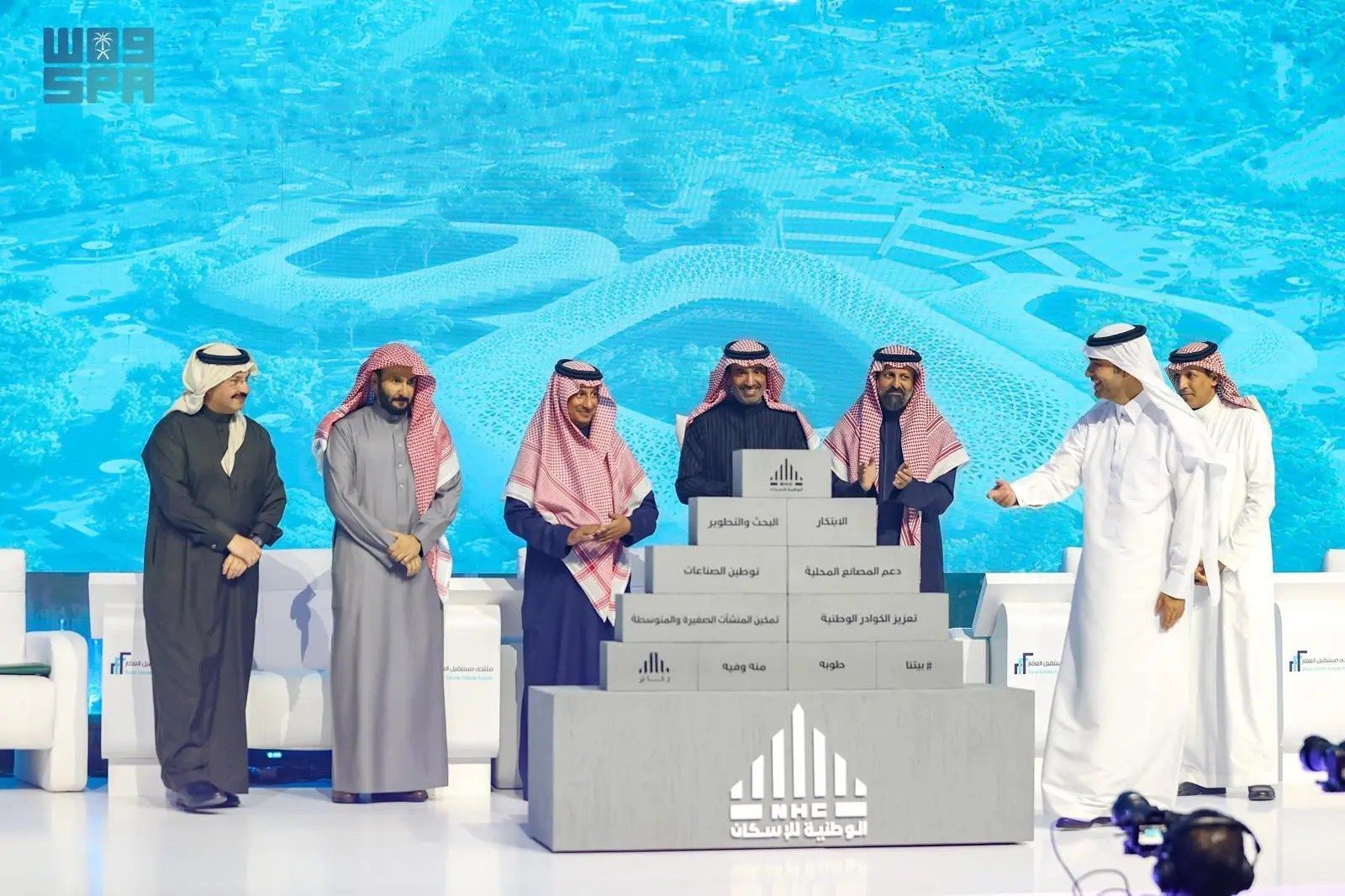 وزير الموارد البشرية يكشف في منتدى مستقبل العقار عن أبرز مكتسبات قرار توطين المهن العقاري