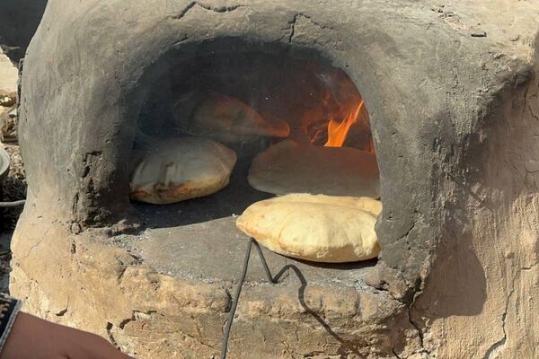 نازحة فلسطينية تصنع الخبز على فرن الطين القديم لإطعام أسرتها ومساعدة النازحين نازحة فلسطينية تصنع الخبز على فرن الطين القديم لإطعام أسرتها ومساعدة النازحين - الخليج 365 عربي