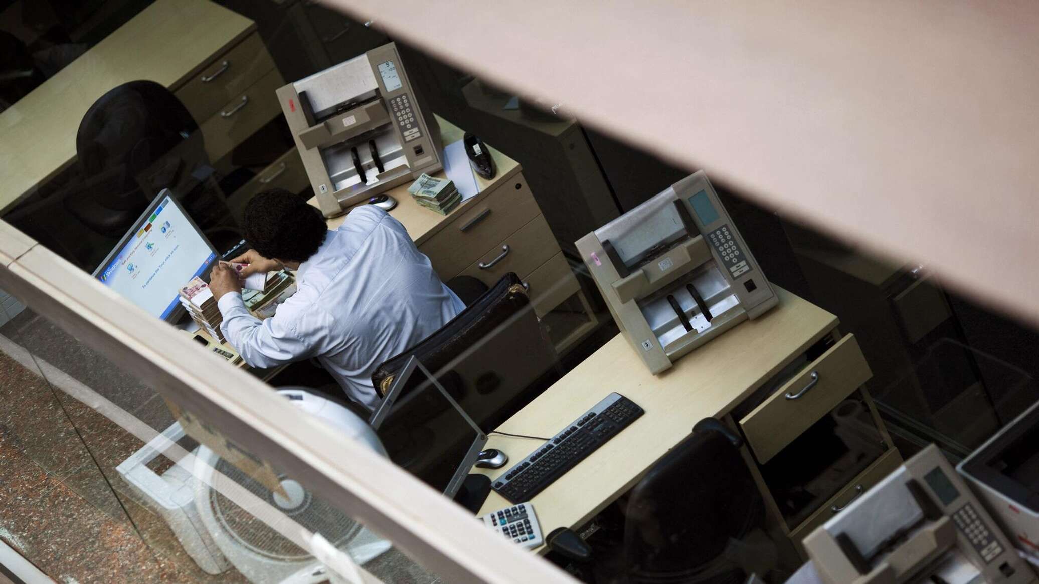 خبير اقتصادي: القطاع المصرفي الليبي أصبح مجرد مقار لبيع الدولار وصرف المرتبات