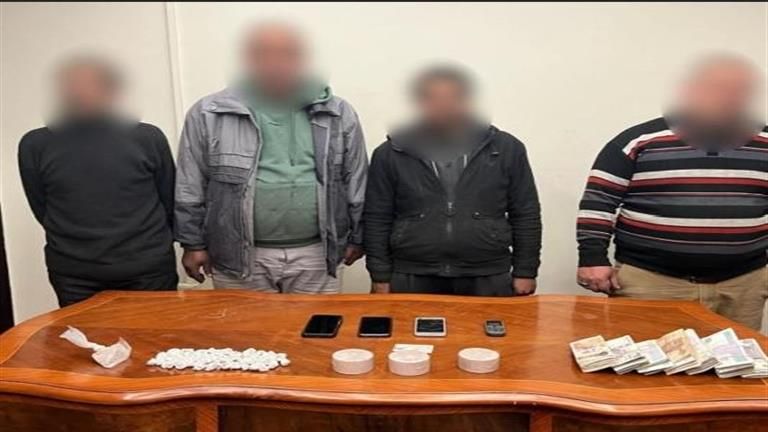 أمن الجيزة يضبط 4 تجار مخدرات بـ 50 طربة حشيش وكيلو هروين