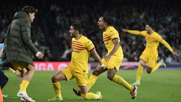 برشلونة يعود بفوز ثمين من إشبيلية وريال مدريد يهزم ألميريا بعد جدل تحكيمي