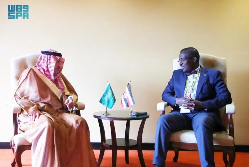 الخريجي يستعرض العلاقات الثنائية مع وزيري خارجية البحرين وأوغندا