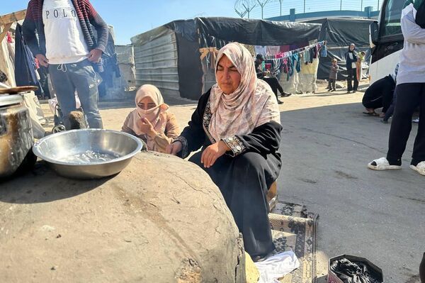 نازحة فلسطينية تصنع الخبز على فرن الطين القديم لإطعام أسرتها ومساعدة النازحين نازحة فلسطينية تصنع الخبز على فرن الطين القديم لإطعام أسرتها ومساعدة النازحين - الخليج 365 عربي