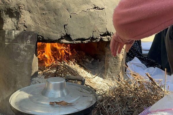 نازحة فلسطينية تصنع الخبز على فرن الطين القديم لإطعام أسرتها ومساعدة النازحين نازحة فلسطينية تصنع الخبز على فرن الطين القديم لإطعام أسرتها ومساعدة النازحين - الخليج 365 عربي