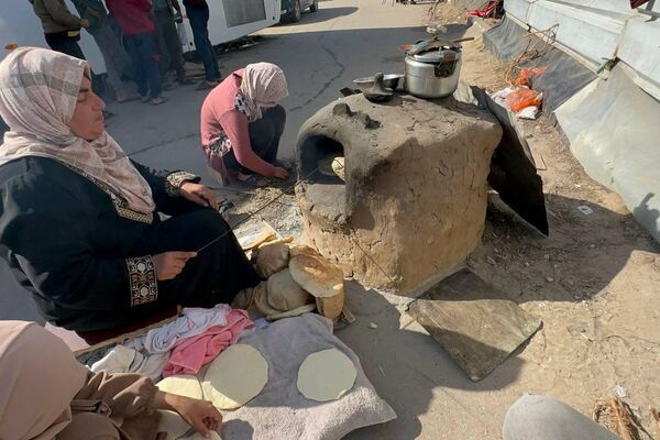 نازحة فلسطينية تصنع الخبز على فرن الطين القديم لإطعام أسرتها ومساعدة النازحين نازحة فلسطينية تصنع الخبز على فرن الطين القديم لإطعام أسرتها ومساعدة النازحين - الخليج 365 عربي