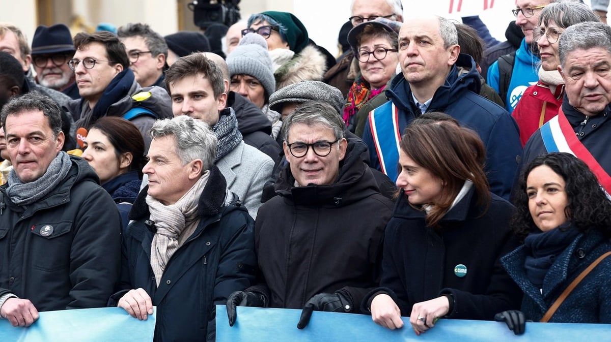 باريس.. آلاف الفرنسيين يشاركون في الاحتجاجات على قانون الهجرة الجديد