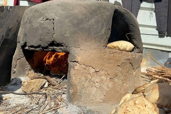 نازحة فلسطينية تصنع الخبز على فرن الطين القديم لإطعام أسرتها ومساعدة النازحين نازحة فلسطينية تصنع الخبز على فرن الطين القديم لإطعام أسرتها ومساعدة النازحين - الخليج 365 عربي
