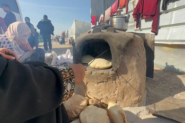 نازحة فلسطينية تصنع الخبز على فرن الطين القديم لإطعام أسرتها ومساعدة النازحين نازحة فلسطينية تصنع الخبز على فرن الطين القديم لإطعام أسرتها ومساعدة النازحين - الخليج 365 عربي