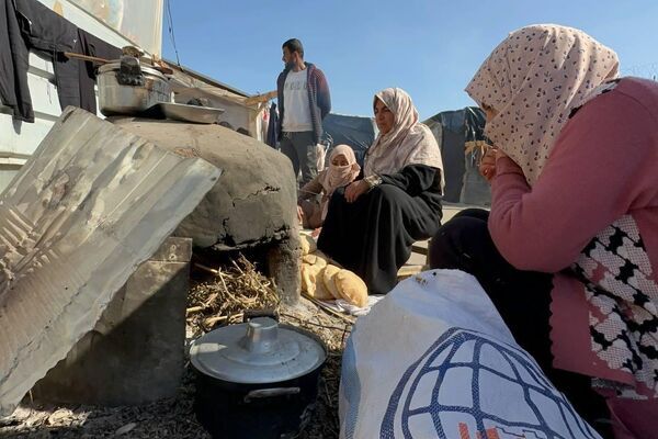 نازحة فلسطينية تصنع الخبز على فرن الطين القديم لإطعام أسرتها ومساعدة النازحين نازحة فلسطينية تصنع الخبز على فرن الطين القديم لإطعام أسرتها ومساعدة النازحين - الخليج 365 عربي