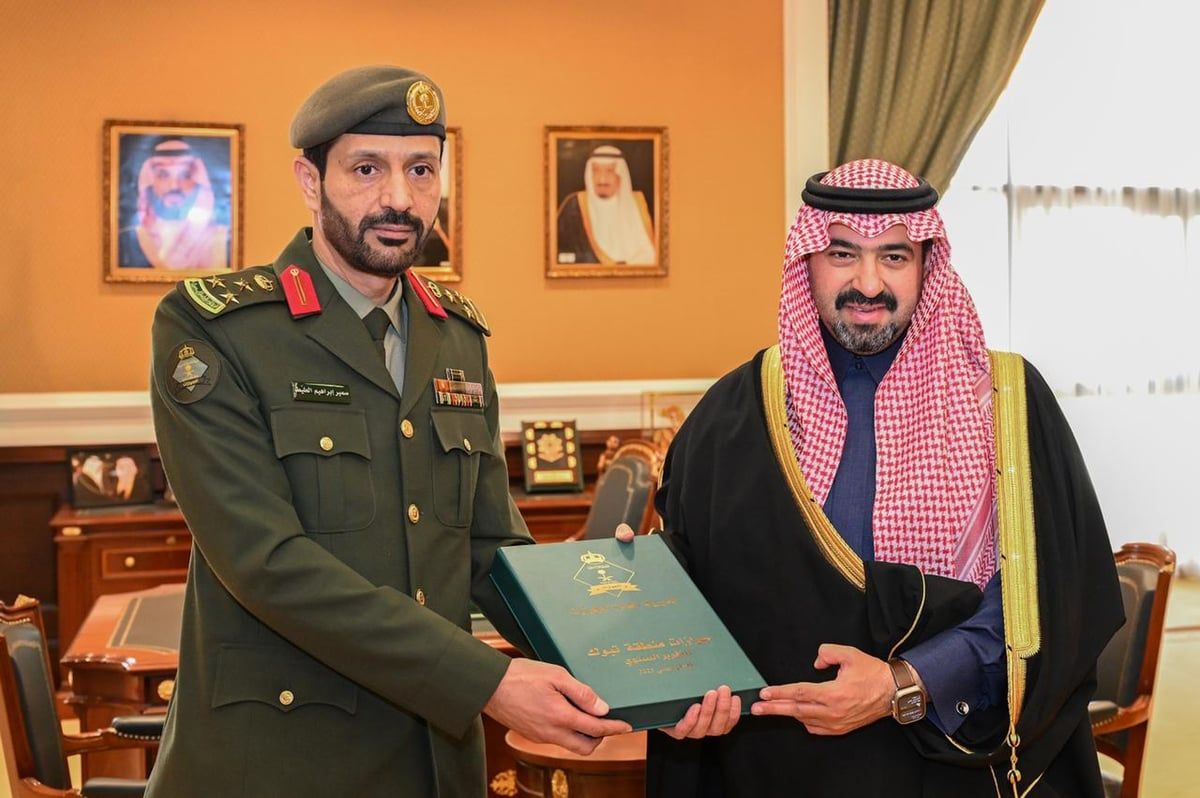 تضمن الأعمال والإنجازات.. نائب أمير تبوك يتسلّم التقريرَ السنوي لجوازات المنطقة