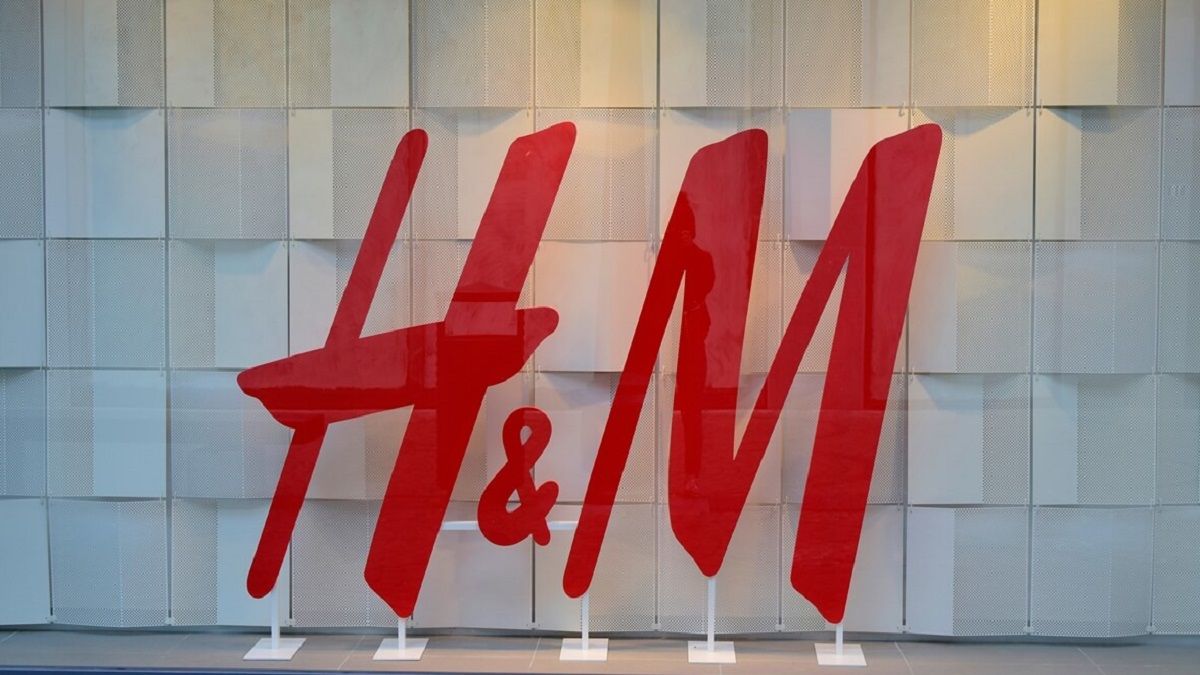 الامارات | «إتش أند إم» تسحب إعلاناً «غير لائق» وتعتذر.. ومنتقدون: كيف تمت الموافقة عليه أصلاً؟