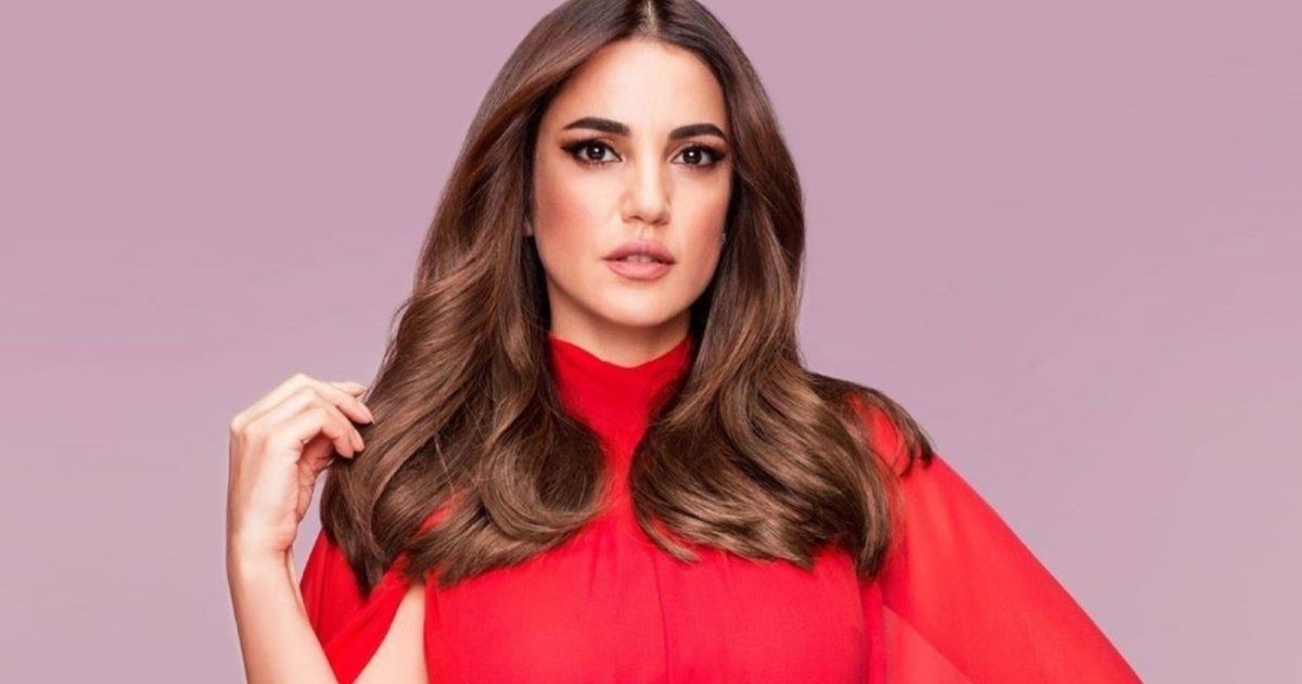 درة التونسية تخطف الأنظار بفستان أحمر
