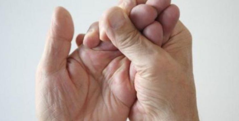 أسباب رعشة اليدين.. أعراض غير متوقعة وعلاج بسيط