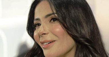 أحمد حلمي يساند منى زكي في عرض فيلمها الجديد رحلة 404