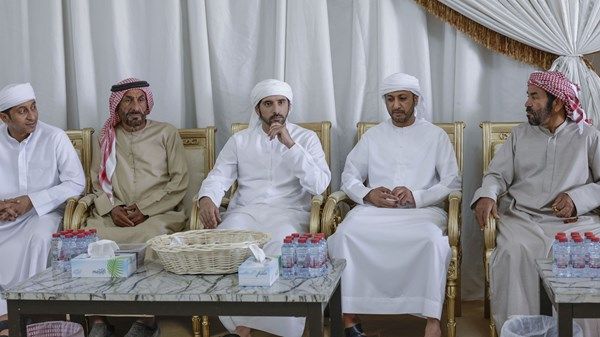 حمدان بن محمد يقدم واجب العزاء بوفاة حميد بن سالم بنواس الكتبي