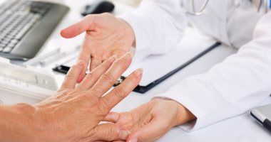 لماذا تزداد أعراض التهاب الأعصاب في الشتاء وما طرق الوقاية؟