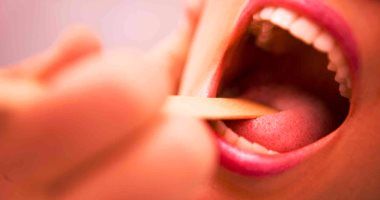 استشارى يوضح أسباب ازدياد الإصابة بالتهاب الحنجرة وبحة الصوت في الشتاء