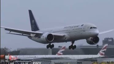 الخليج اليوم .. طيار سعودي يتحدى الرياح وسط عاصفة هائلة ويهبط!