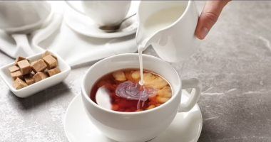 أخضر أو أسود.. تناول 3 فناجين شاي يوميا يكافح الشيخوخة