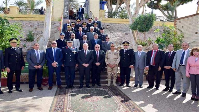 بالصور- محافظ الأقصر ومدير الأمن يضعان إكليل الزهور على النصب التذكاري لشهداء الشرطة