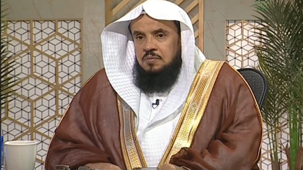 السبر يوضح حكم الصلاة بالعدسات الملونة..فيديو