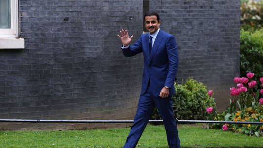 الخليج اليوم .. الديوان الأميري: أمير قطر بحث مع كاميرون سبل وقف إطلاق النار بغزة