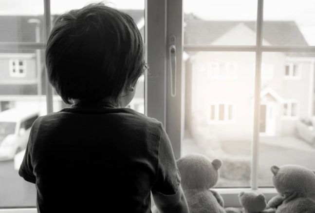 الامارات | بعد أن انتقلت والدته للعيش مع صديقها.. طفل فرنسي بعمر ال 9 أعوام يعيش وحده في منزل لمدة عامين