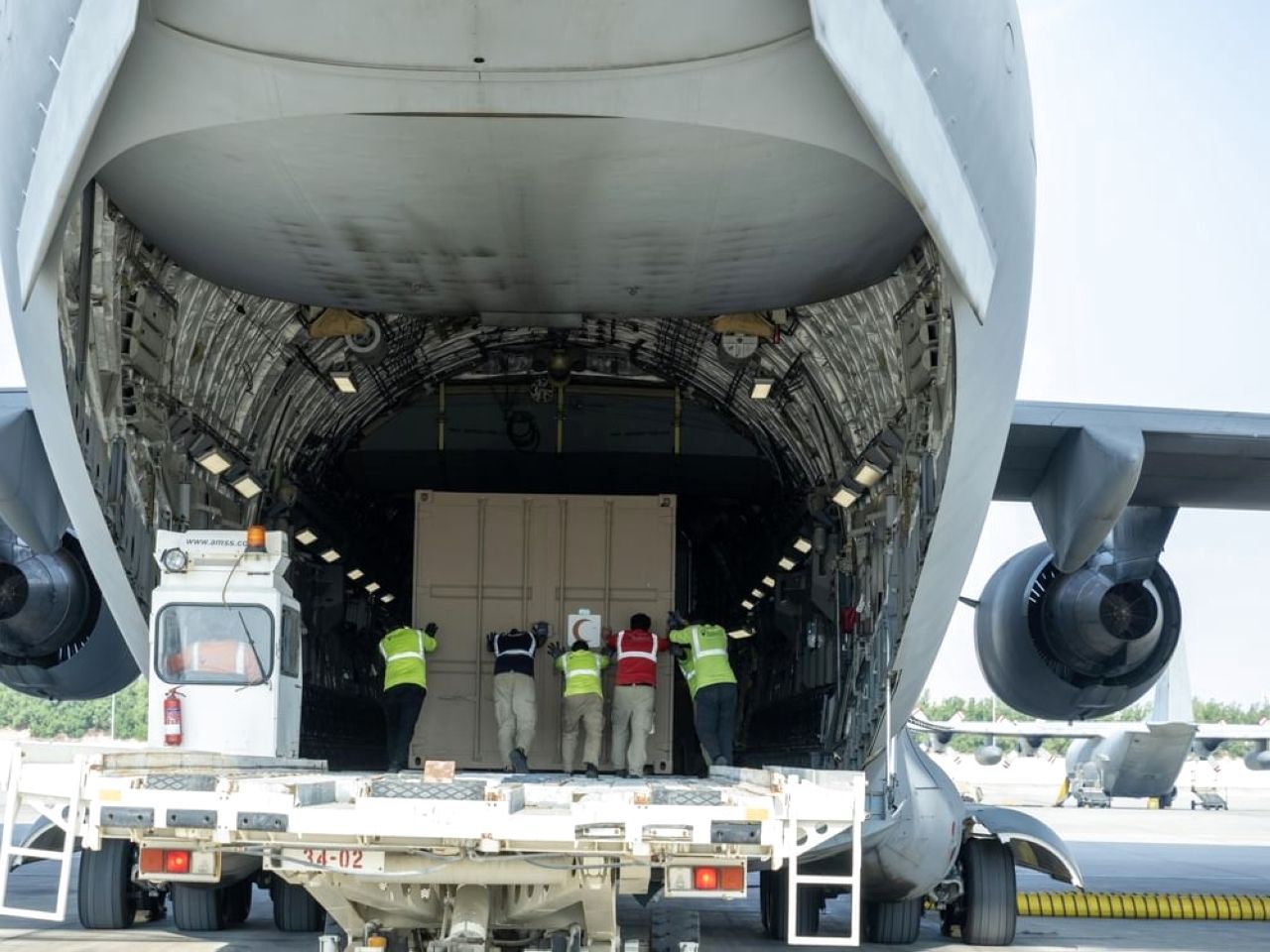 الخليج اليوم .. 10396 طن مساعدات من الإمارات لتخفيف معاناة الفلسطينيين في غزة